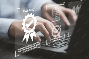 Business-Mitarbeiter recherchiert am Laptop nach ISO 9001 Zertifizierung ohne Akkreditierung – Vorteile, Risiken und Implementierungsplan