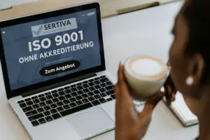 Laptop mit der Aufschrift ISO 9001 ohne Akkreditierung – Symbolbild für das Sertiva ISO Angebot: flexible, transparente und kosteneffiziente Alternative zur klassischen Zertifizierung für KMU, Start-ups und Dienstleister